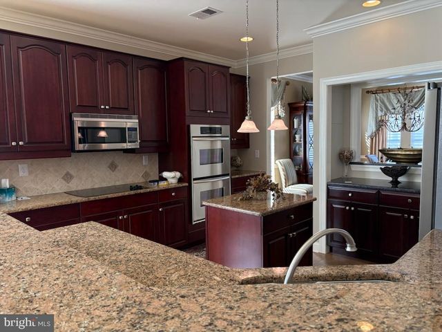 2 PORTOFINO DR, Hamilton, NJ 08691