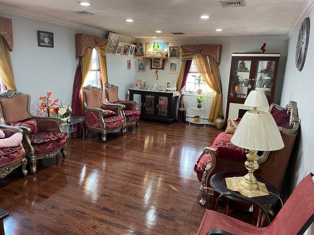 12 Heritage Ln, Saugus, MA 01906