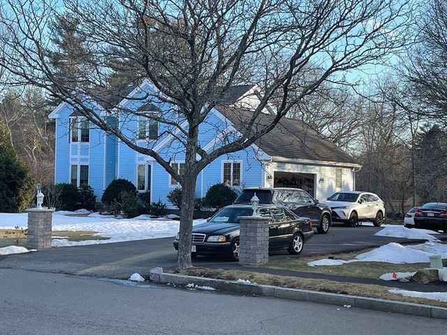 12 Heritage Ln, Saugus, MA 01906