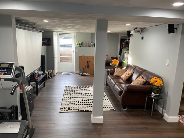 12 Heritage Ln, Saugus, MA 01906