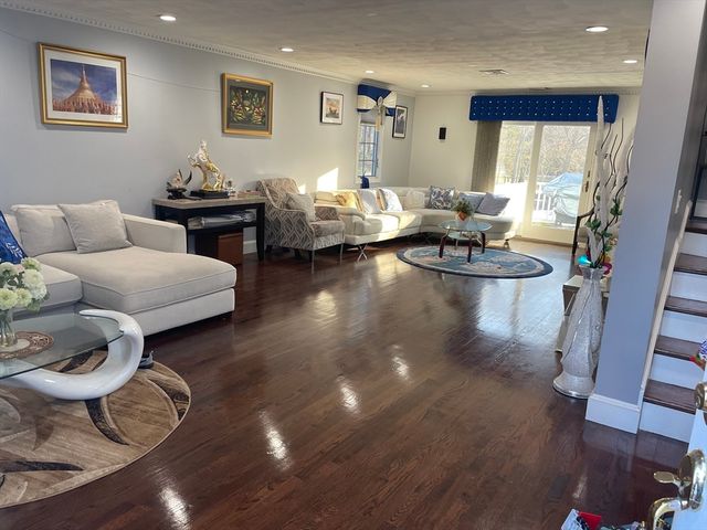 12 Heritage Ln, Saugus, MA 01906