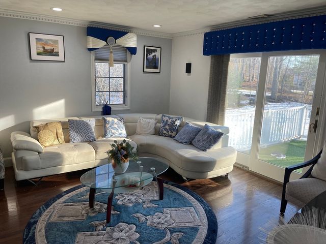 12 Heritage Ln, Saugus, MA 01906