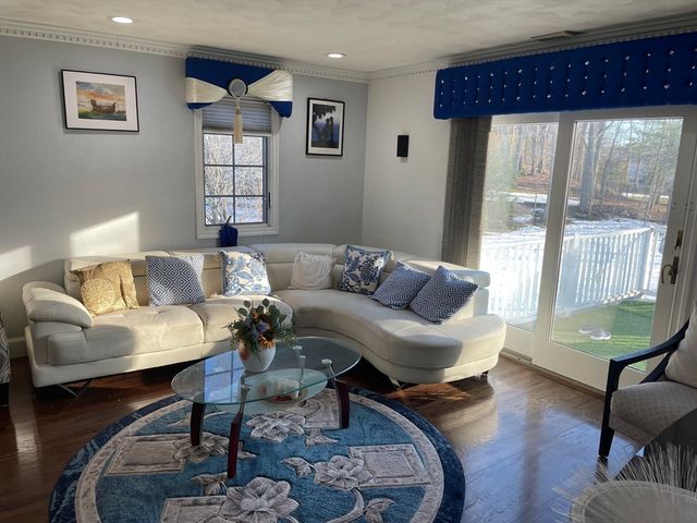 12 Heritage Ln, Saugus, MA 01906