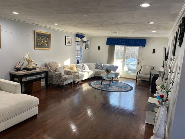 12 Heritage Ln, Saugus, MA 01906