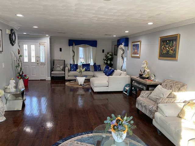 12 Heritage Ln, Saugus, MA 01906