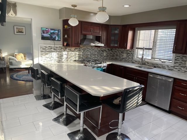 12 Heritage Ln, Saugus, MA 01906