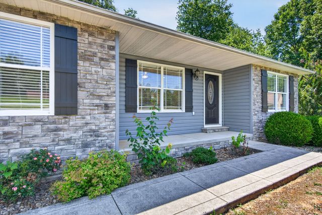 197 Rustling Oaks Dr, Sparta, TN 38583