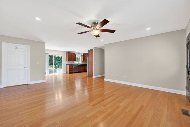 197 Rustling Oaks Dr, Sparta, TN 38583