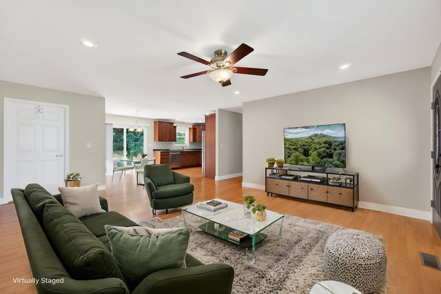 197 Rustling Oaks Dr, Sparta, TN 38583