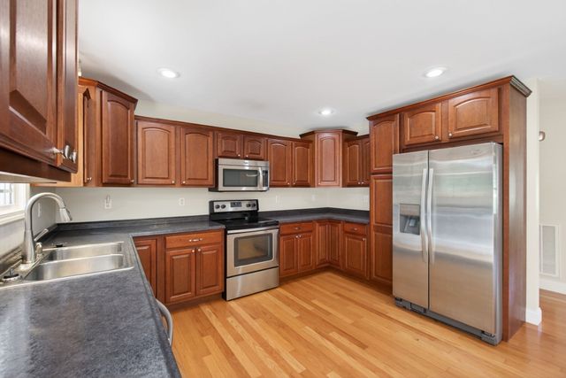 197 Rustling Oaks Dr, Sparta, TN 38583