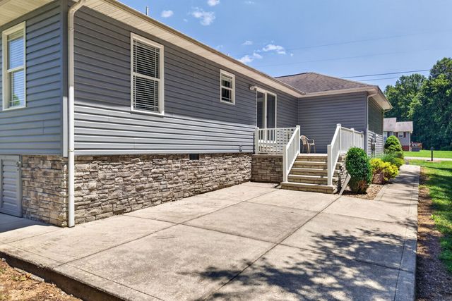 197 Rustling Oaks Dr, Sparta, TN 38583