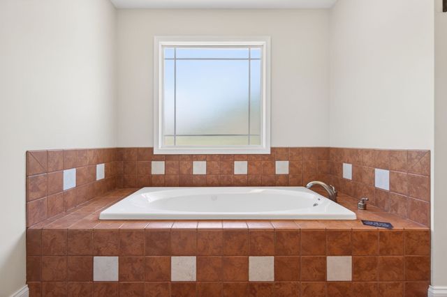 197 Rustling Oaks Dr, Sparta, TN 38583