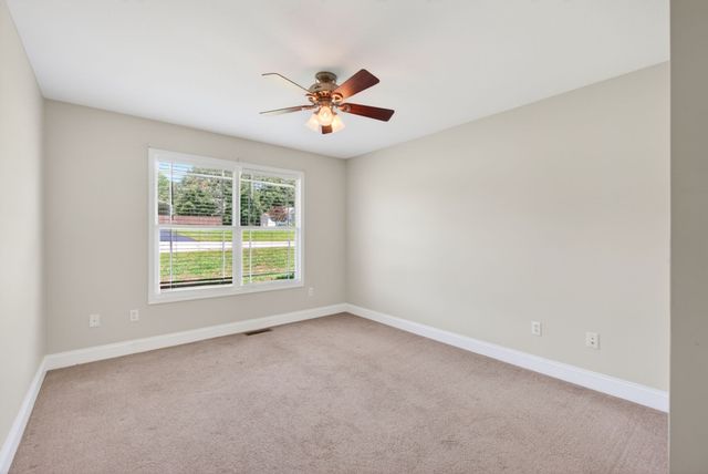 197 Rustling Oaks Dr, Sparta, TN 38583