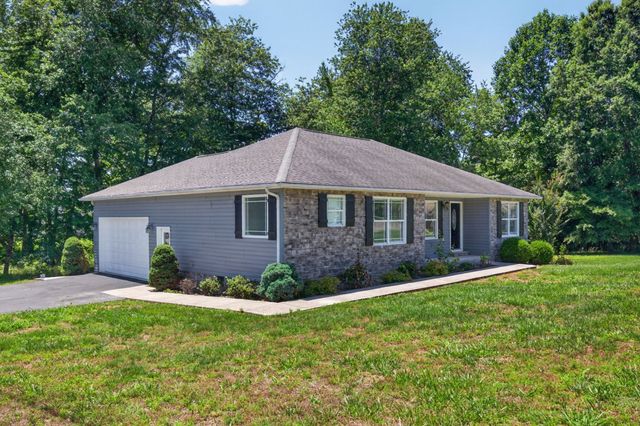 197 Rustling Oaks Dr, Sparta, TN 38583
