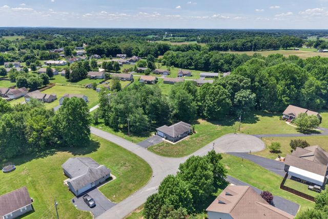 197 Rustling Oaks Dr, Sparta, TN 38583