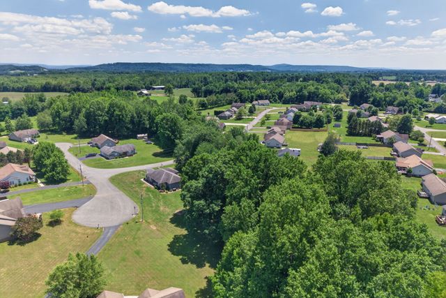 197 Rustling Oaks Dr, Sparta, TN 38583