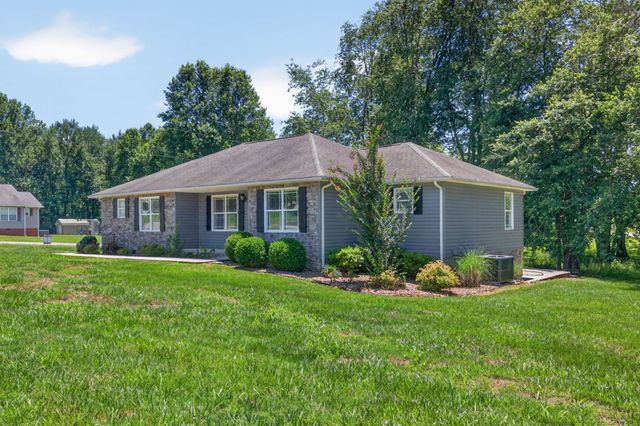 197 Rustling Oaks Dr, Sparta, TN 38583