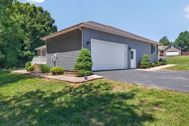 197 Rustling Oaks Dr, Sparta, TN 38583