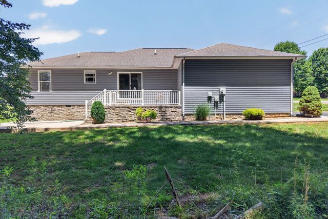 197 Rustling Oaks Dr, Sparta, TN 38583