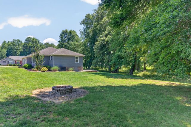 197 Rustling Oaks Dr, Sparta, TN 38583