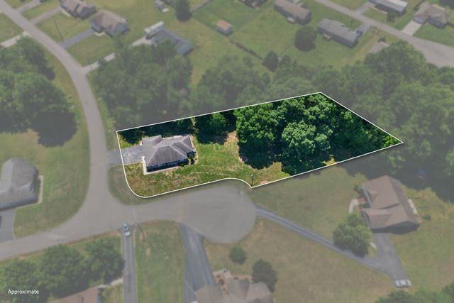 197 Rustling Oaks Dr, Sparta, TN 38583