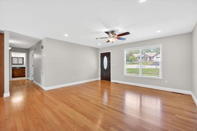 197 Rustling Oaks Dr, Sparta, TN 38583