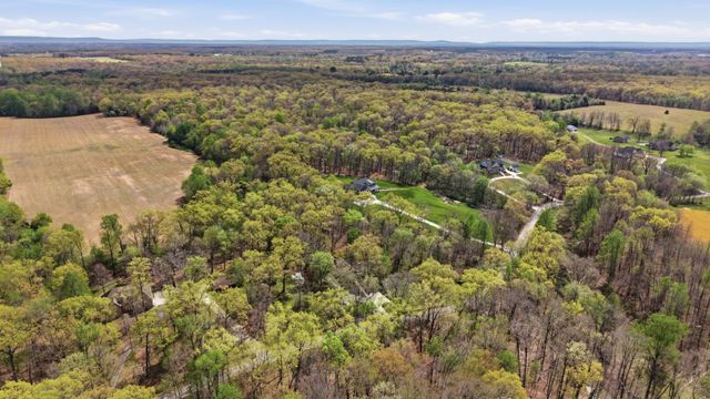 240 Lake Hills Rd, Tullahoma, TN 37388