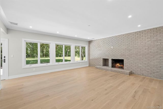 6 Washington Avenue, Dix Hills, NY 11746