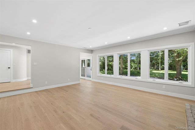 6 Washington Avenue, Dix Hills, NY 11746