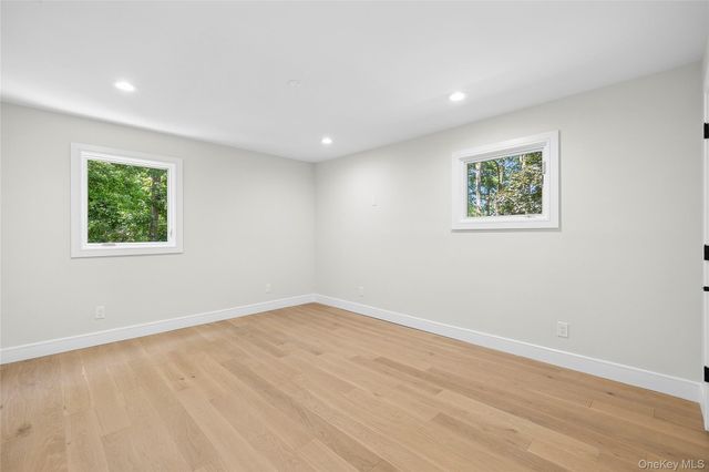 6 Washington Avenue, Dix Hills, NY 11746