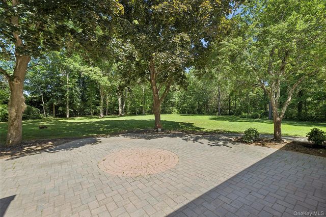 6 Washington Avenue, Dix Hills, NY 11746