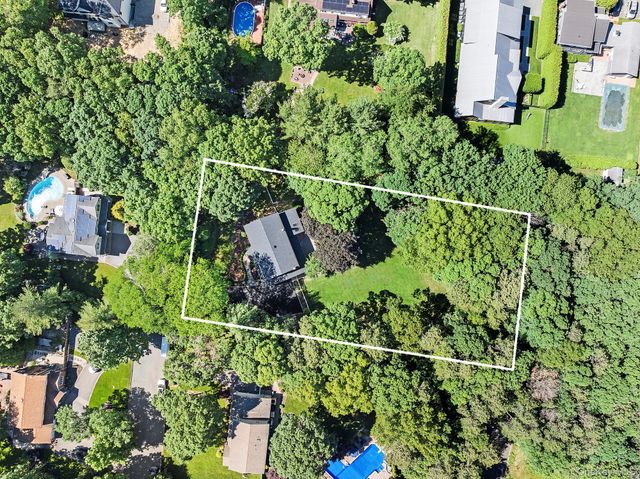 6 Washington Avenue, Dix Hills, NY 11746