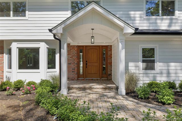 6 Washington Avenue, Dix Hills, NY 11746