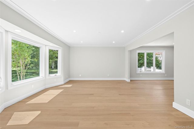 6 Washington Avenue, Dix Hills, NY 11746