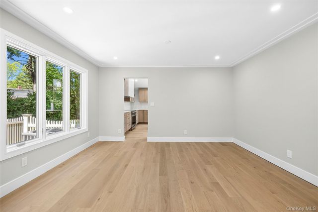 6 Washington Avenue, Dix Hills, NY 11746