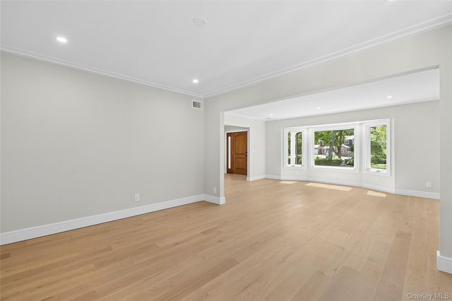 6 Washington Avenue, Dix Hills, NY 11746
