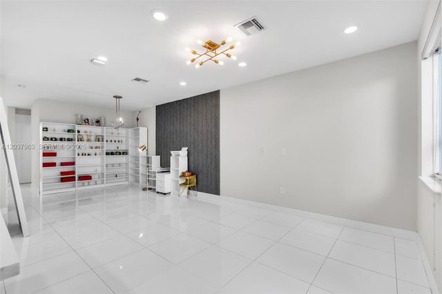 10365 NW 66th St, Doral, FL 33178
