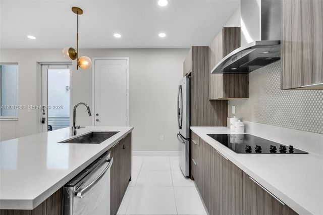 10365 NW 66th St, Doral, FL 33178