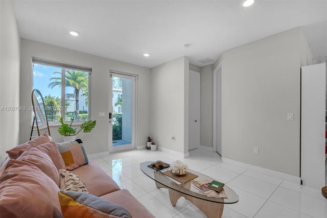 10365 NW 66th St, Doral, FL 33178