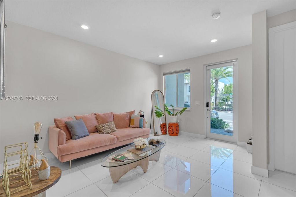 10365 NW 66th St, Doral, FL 33178