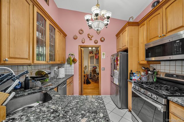 69 Stonewall Circle, White Plains, NY 10607