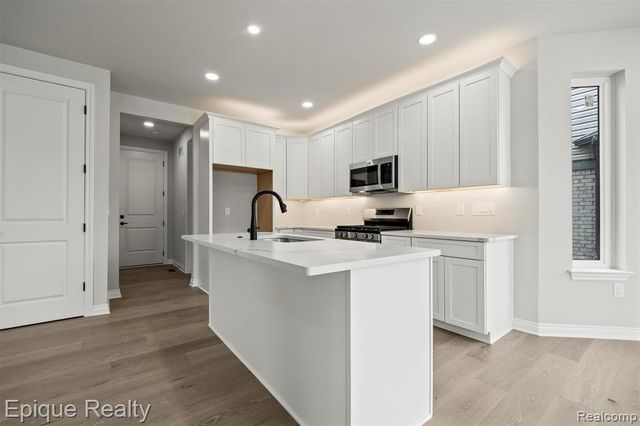 3358 Cornerstone Drive 10, Lake Orion, MI 48360