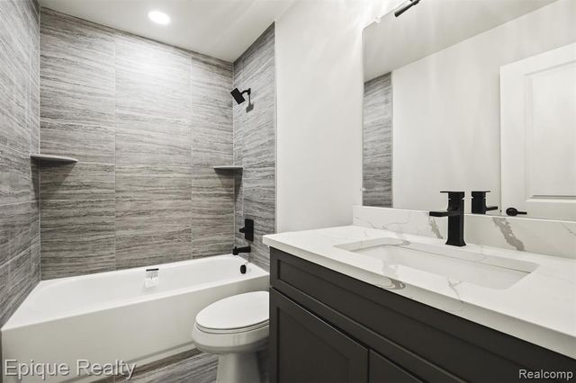 3358 Cornerstone Drive 10, Lake Orion, MI 48360