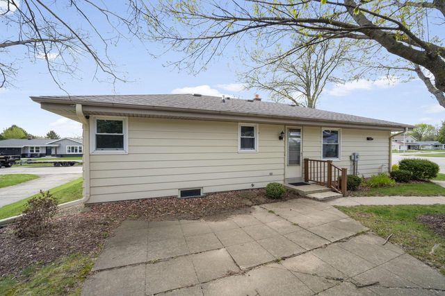 1520 Riverdale DRIVE, Oconomowoc, WI 53066