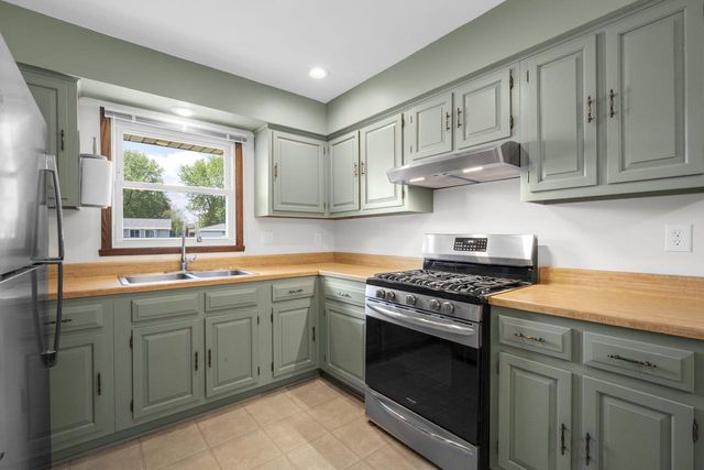 1520 Riverdale DRIVE, Oconomowoc, WI 53066