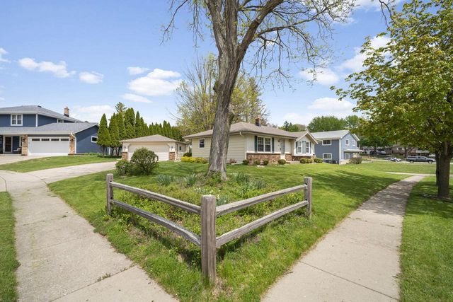 1520 Riverdale DRIVE, Oconomowoc, WI 53066