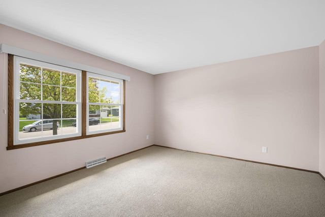 1520 Riverdale DRIVE, Oconomowoc, WI 53066