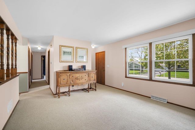 1520 Riverdale DRIVE, Oconomowoc, WI 53066