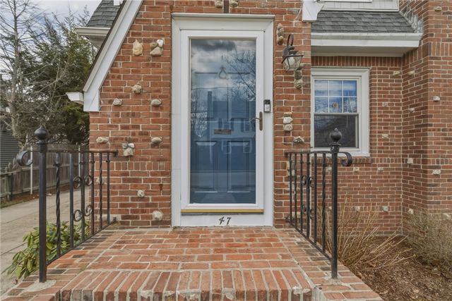 47 Knollwood Avenue, Cranston, RI 02910