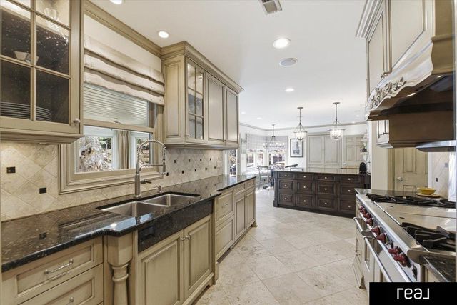 805 Ridgewood Avenue, Omaha, NE 68114